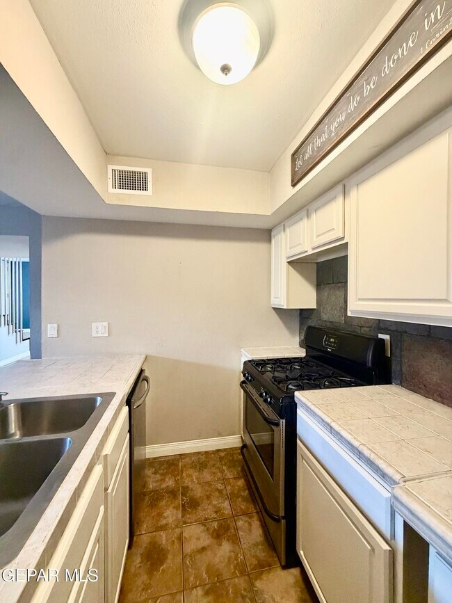 Building Photo - 11105 La Quinta Pl