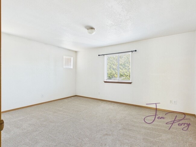 Building Photo - 5747 Fallbrook Ln