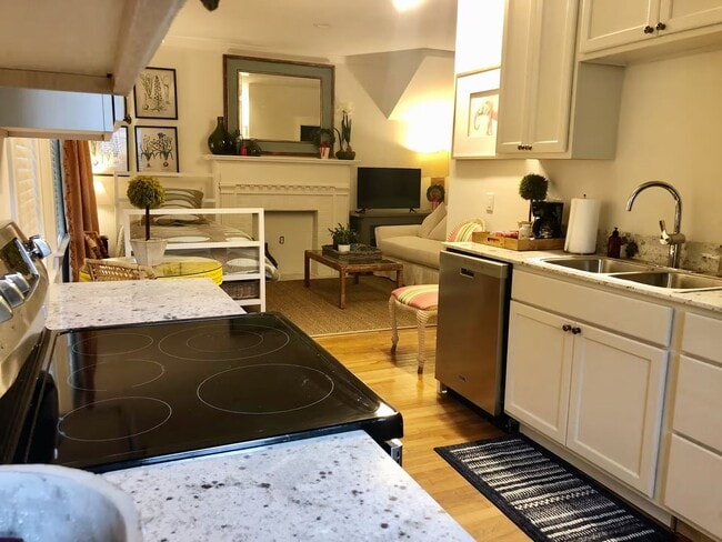 Building Photo - Available June 2026 – Furnished 1BR in Hundred Oaks | Utilities Included