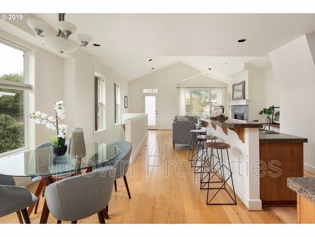 Building Photo - 1916 SW Idaho St