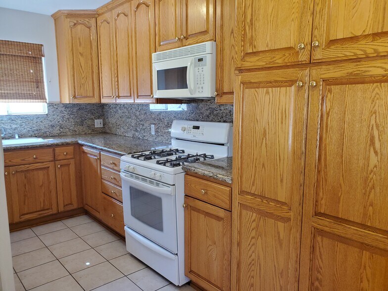 Kitchen with loads of storage - 17961 Lull St