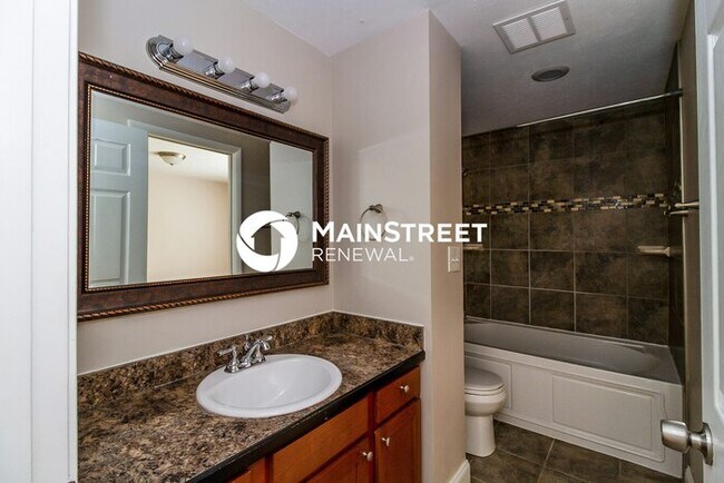 Building Photo - 4 Bedroom Pet-Friendly Home in Louisville, KY with Main Street Renewal