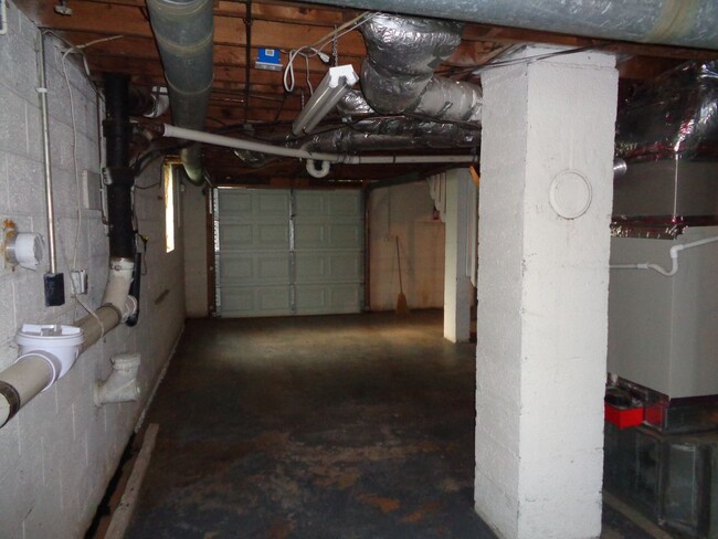 Building Photo - 2-bedroom House off Country Club (interior...