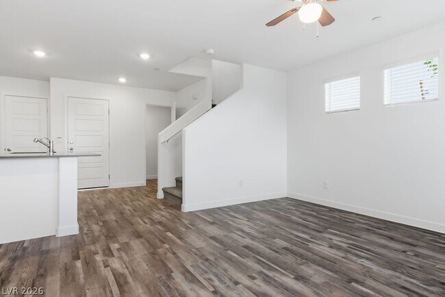 Building Photo - 482 Golden Myna Ave