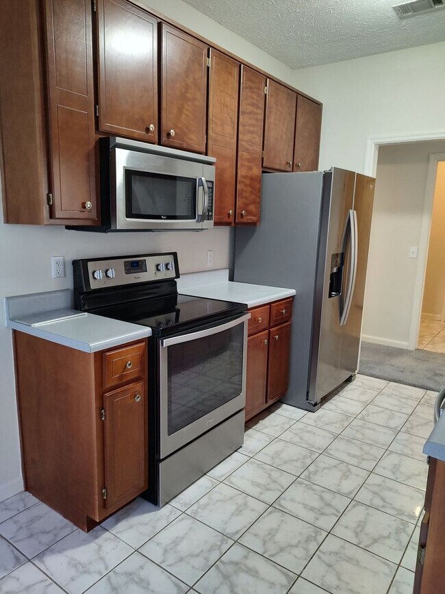 Building Photo - Spacious Home Conveniently Located in a Quiet Neighborhood!