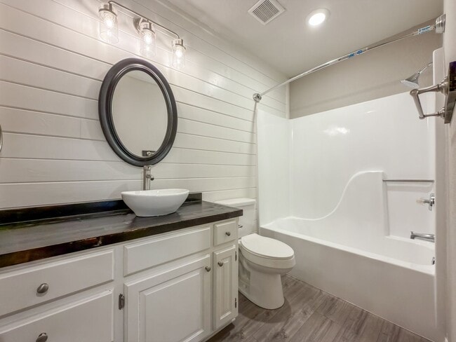 Building Photo - 700 Cedar Ln