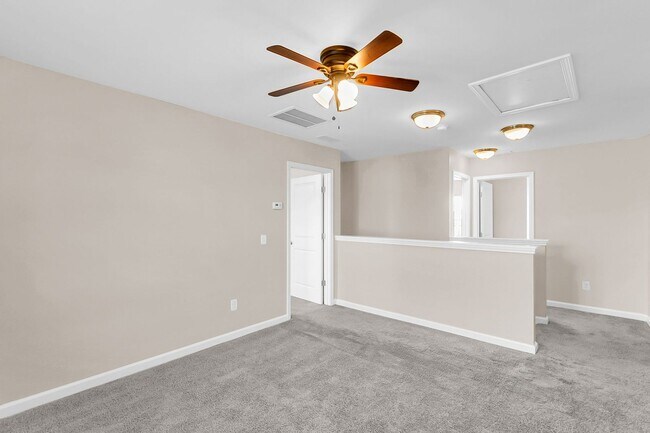 Building Photo - Convenient Location with Modern Amenities