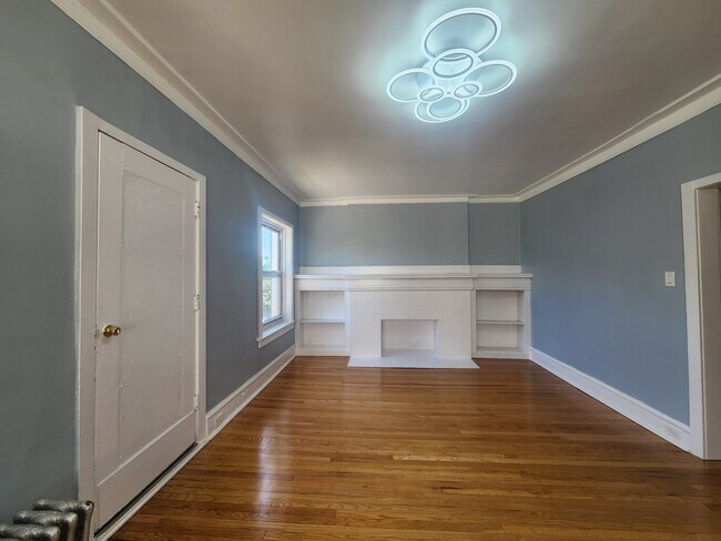 Building Photo - 1058 W Columbia Ave