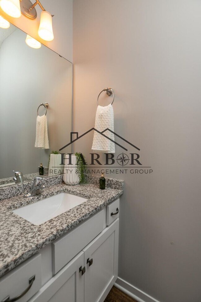 Building Photo - Contemporary 3 Bedroom Towhome in NW Roche...
