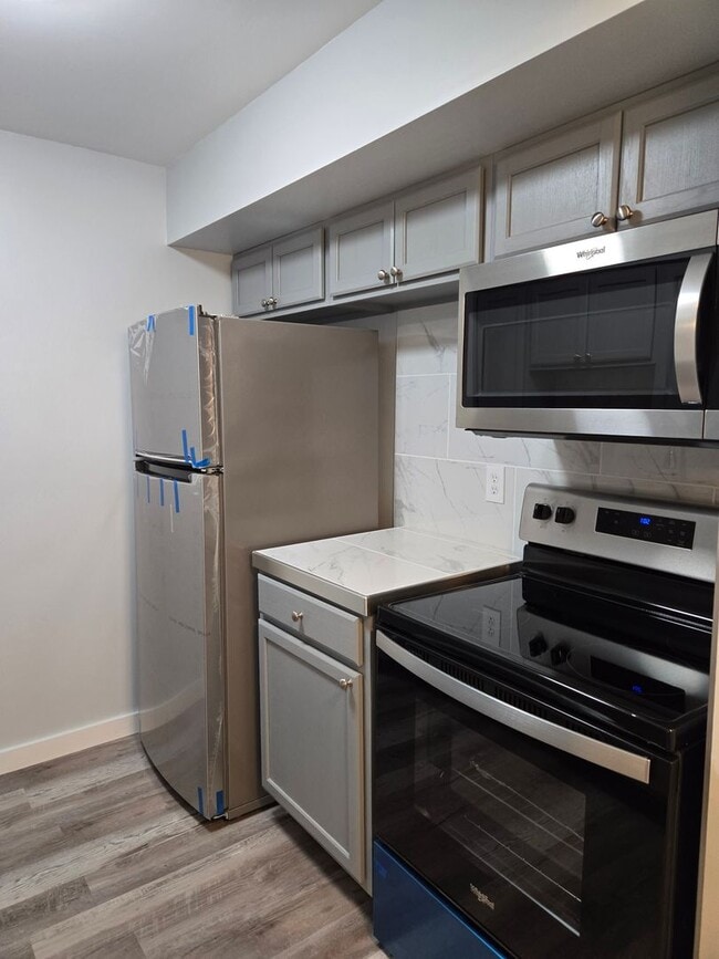 Building Photo - Beautiful First-Floor Corner Condo in Shadow Moss at The Oaks