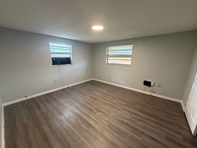 Building Photo - 702 21st Ave W