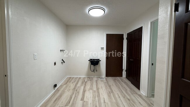 Building Photo - Sprawling 5 BD | 3 BA with Basement - Gresham