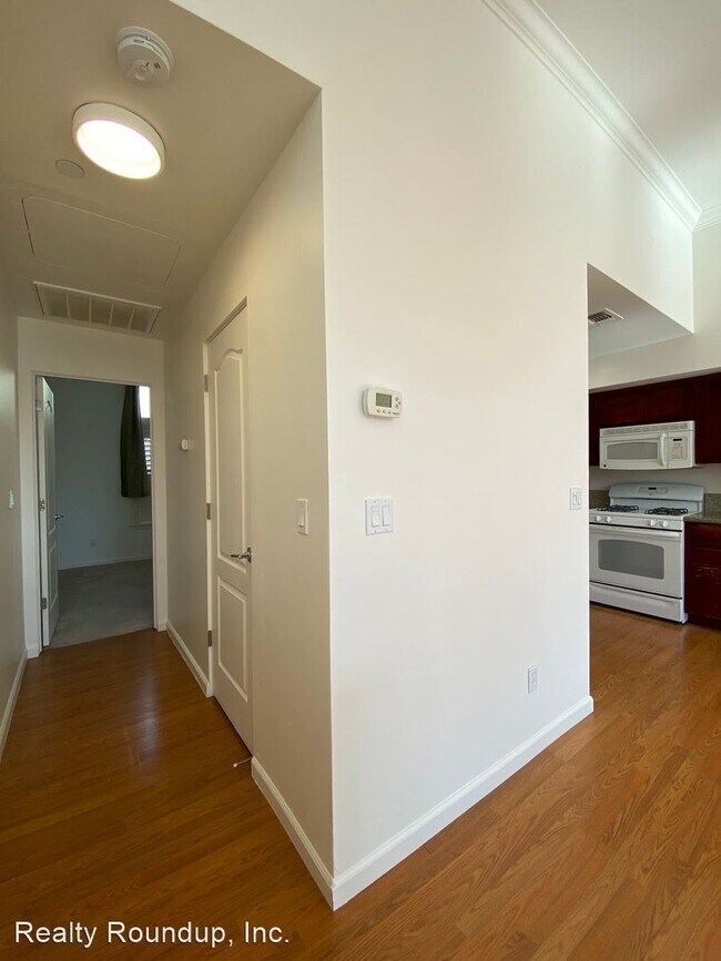 Building Photo - 2 br, 2.5 bath House - 142 4th St