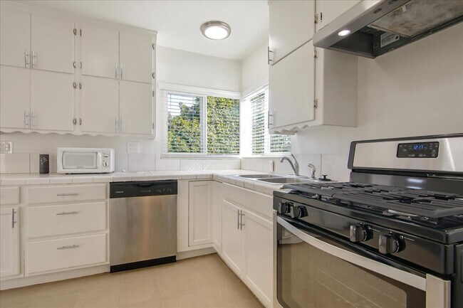 Building Photo - 11856 Beatrice St