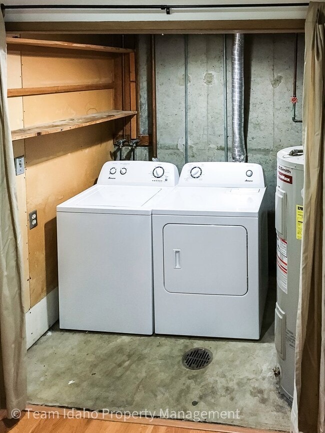 Building Photo - Taylor Ave Tri-Plex