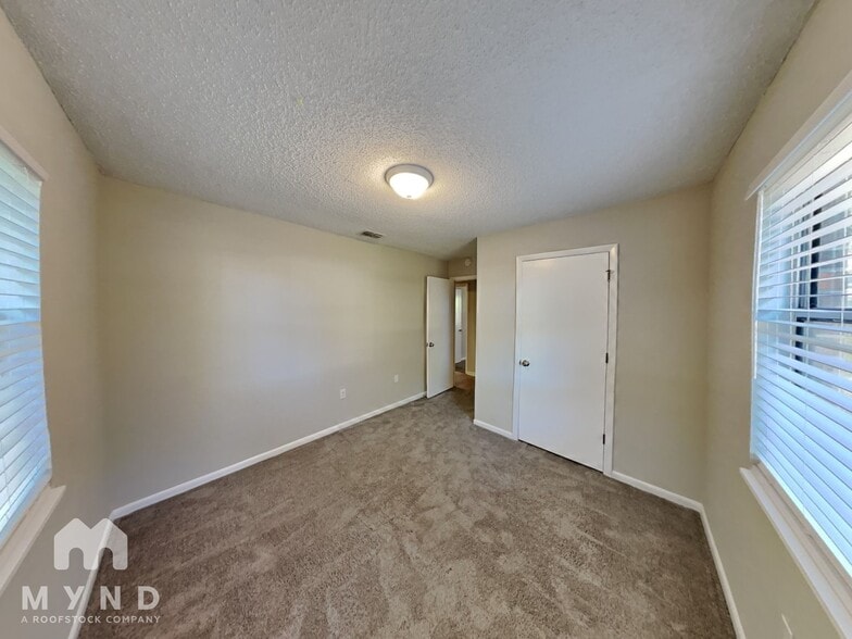 Building Photo - 2030 Voltaire St