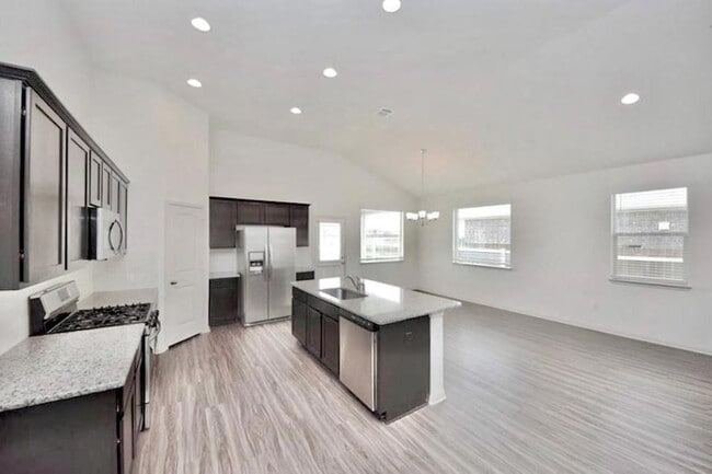 Building Photo - 16829 Aventura Ave