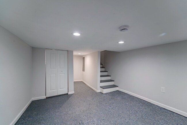 Building Photo - Beautifully Updated Townhome in Prime Loca...