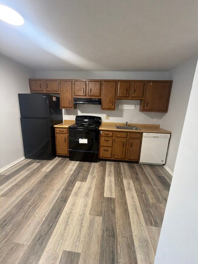 Building Photo - 2 bed 1.5 bath