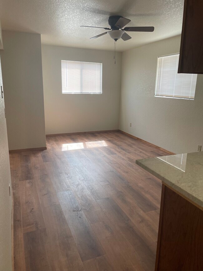 Building Photo - 2485 S Mountain View Dr