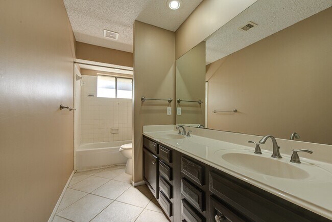 Building Photo - 21427 Park Run Dr