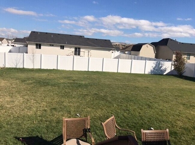 Building Photo - Charming 4-Bedroom Home for Rent in Ammon,...