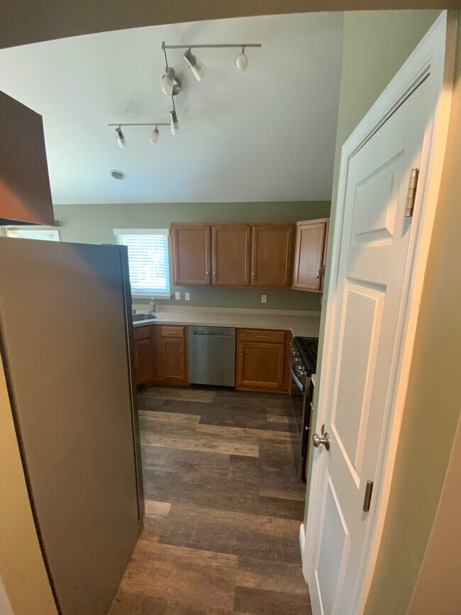 Kitchen pic 2 - 996 Tamara Dr
