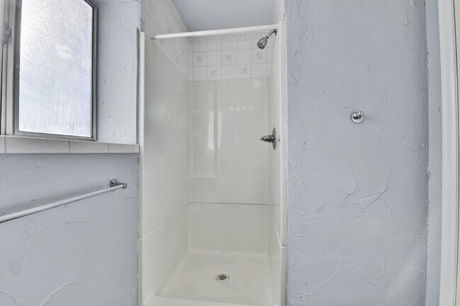 Building Photo - $2,540.95 with $300 off the first month's Rent- 4 Bedroom, 1.5 Bath, Single Family Home in Aurora...