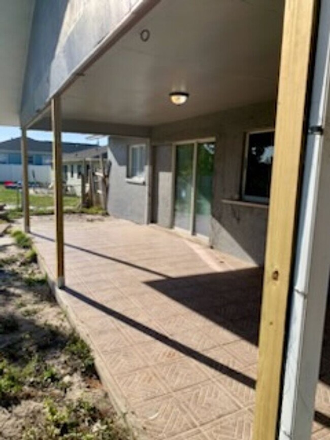 Building Photo - Priced to Rent 3/2