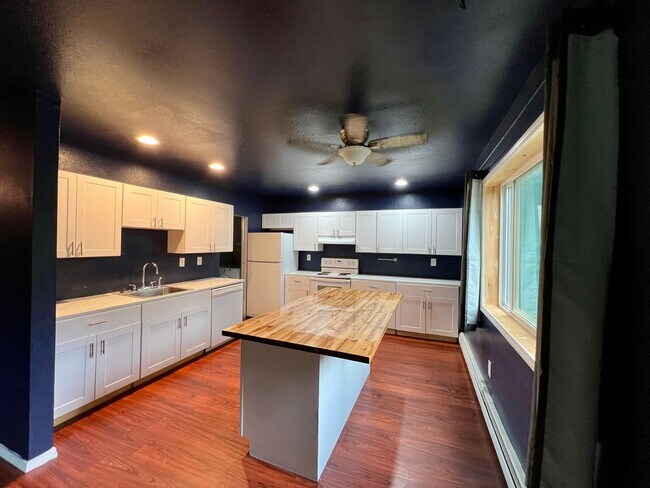 Building Photo - 336 Kit Blvd