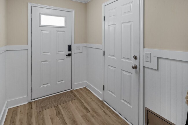 Building Photo - 3 Bedroom Townhome Across from Richmond Hill Golf Club