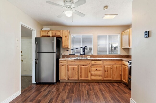 Building Photo - Washington Terrace 2 Bedroom Home!