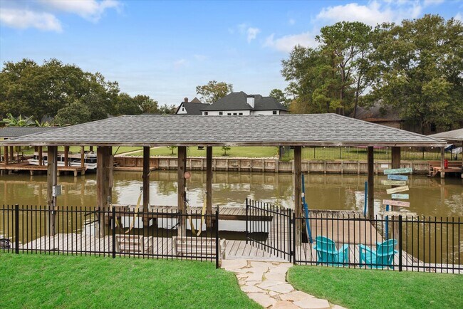 Building Photo - 8219 Shoregrove Dr