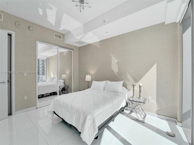 Building Photo - 17475 Collins Ave