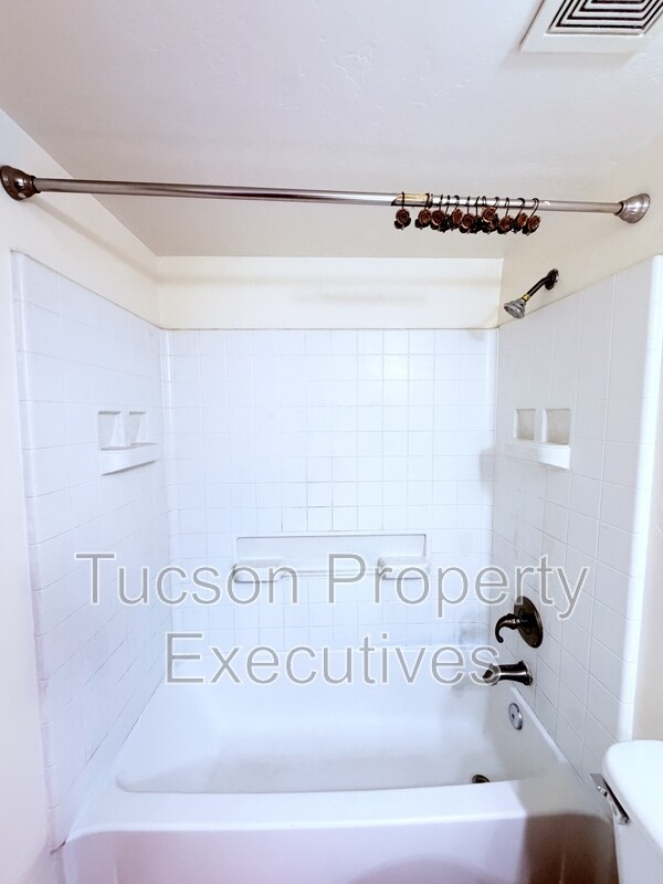 Building Photo - 455 W Kelso St