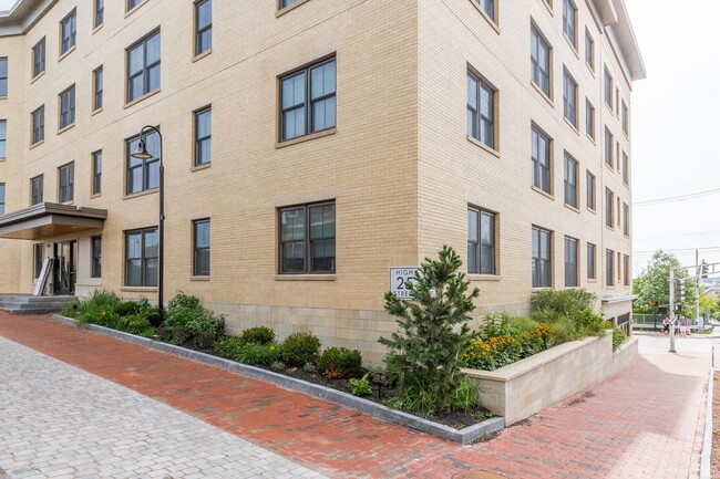 Building Photo - 1BR/1BA - Beautiful Updated Condo in Downtown Portland