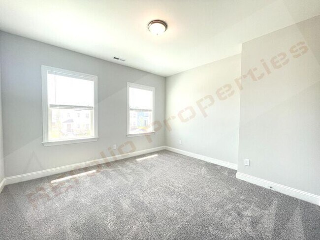 Building Photo - Gorgeous 4 Bedroom 3 Bath Home with Fiber ...