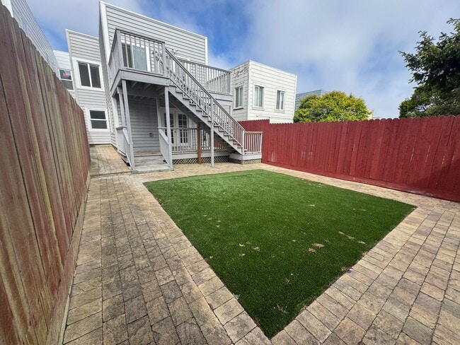Building Photo - Stunning 4BD/4BA Contemporary Home with Go...