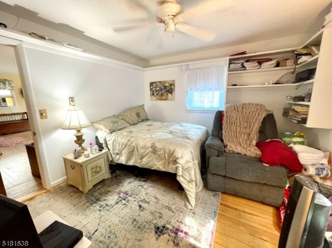 Building Photo - 136 Cedar Lake Rd W