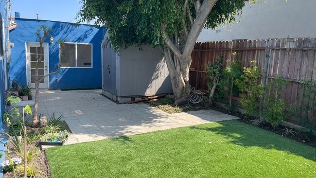 Building Photo - West LA Gem - 2 bed / 1 bath