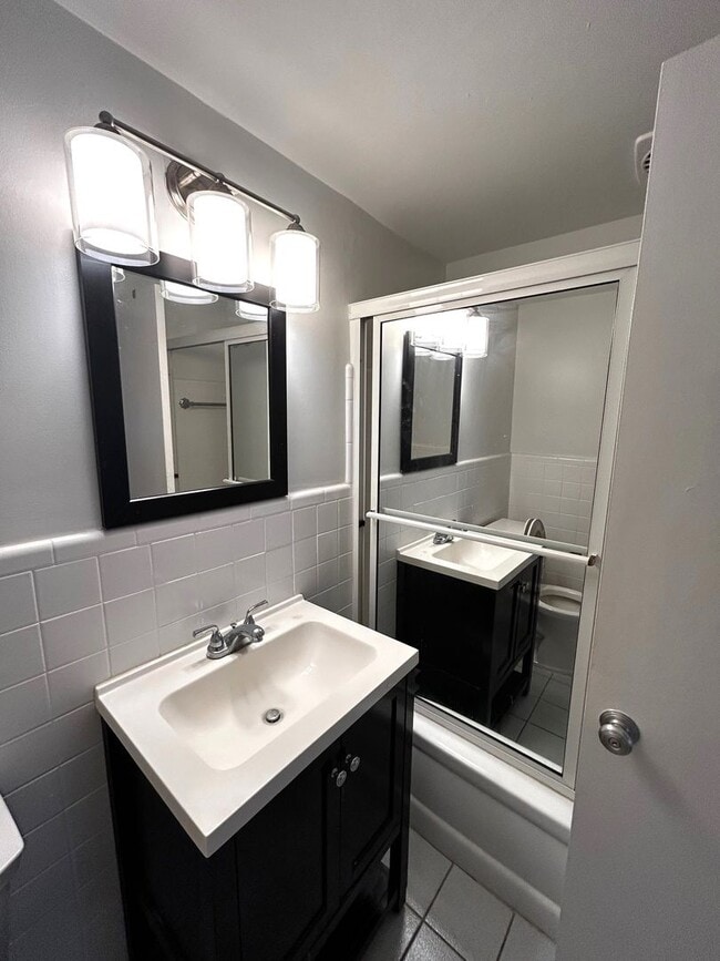 Building Photo - Spacious Studio Beach House Condo!