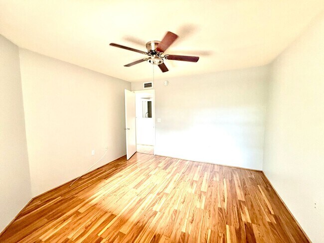 Building Photo - Two  bedroom and two bathroom condo with lakeview balcony