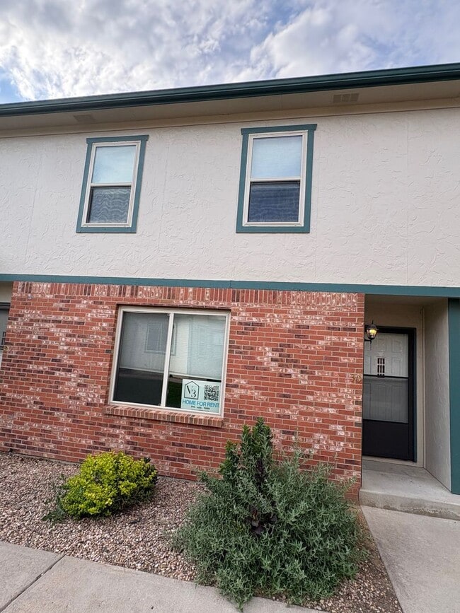Building Photo - 3 Bed 2.5 Bath Home with 2 Car Detached Ga...