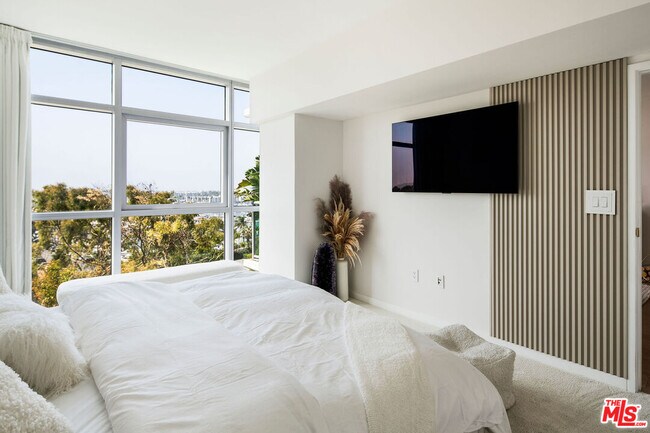 Building Photo - 13700 Marina Pointe Dr