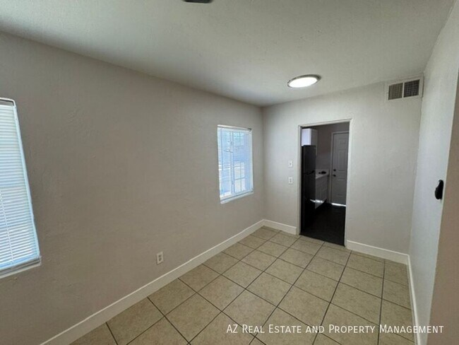 Building Photo - 1036 N 16th St