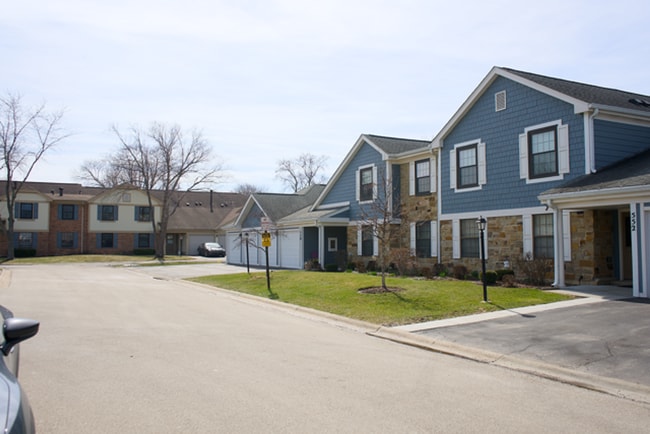 Building Photo - Wheeling, Lexington Commons 2BR/2BA 1 Garage & 2 Pools!