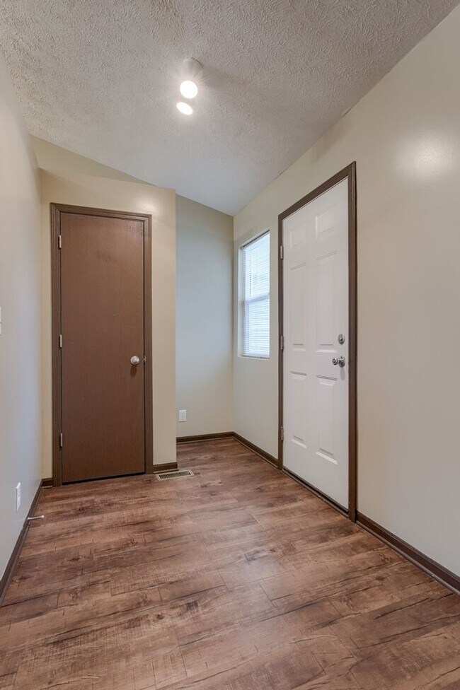 Building Photo - 2644-48 W Timberlake Dr