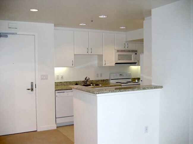 Building Photo - 260 King St