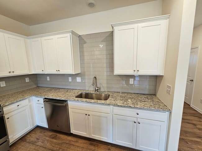 Building Photo - Like New Town Home in Kellerton Place, Monroe!