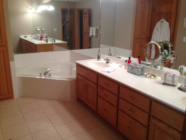 Building Photo - Gorgeous 3Br/3Ba Executive Home w/Over 3,0...